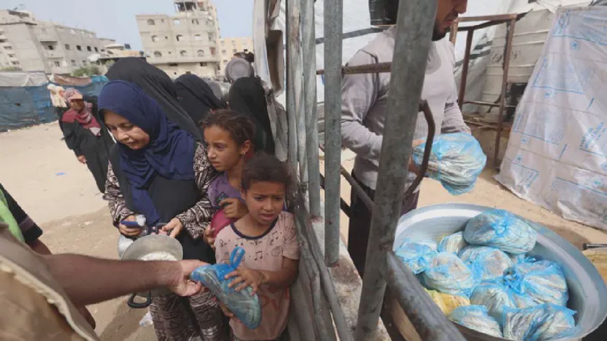 Ratusan Warga Gaza Antre Berjam-jam demi Sebungkus Roti