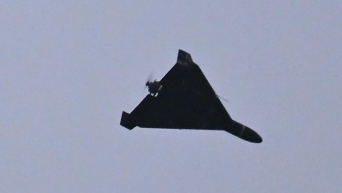 Lurusin.com, Jakarta - Kesaksian mengejutkan datang dari seorang pilot jet tempur F-15 Amerika Serikat yang berhasil selamat setelah pesawatnya ditembak jatuh di wilayah Iran pada April 2026. Pilot tersebut mengaku sempat melihat fenomena aneh: sejumlah drone Iran yang membentuk formasi menyerupai ubur-ubur raksasa di langit.