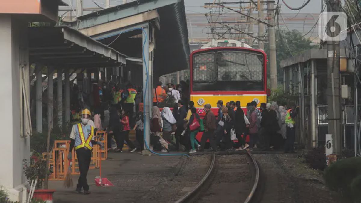 Antrean Panjang Mengular di Stasiun Bekasi Akibat Pembatasan Penumpang KRL