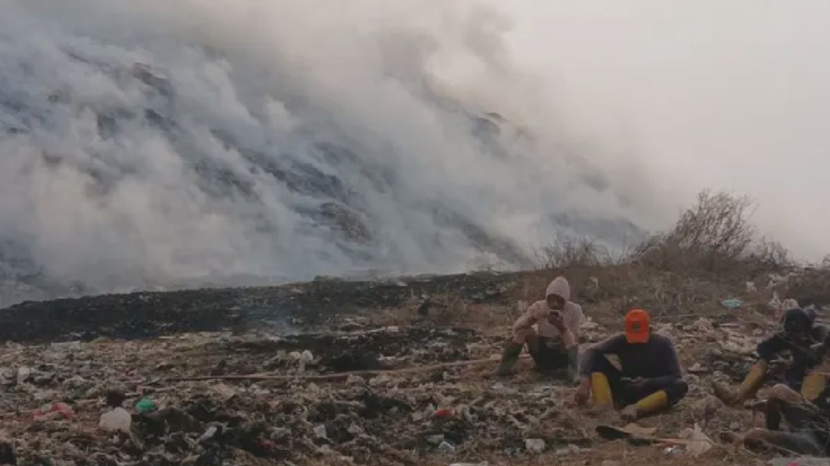 Kebakaran Landa TPA Jatiwaringin Mauk, Petugas Berjibaku Padamkan Api