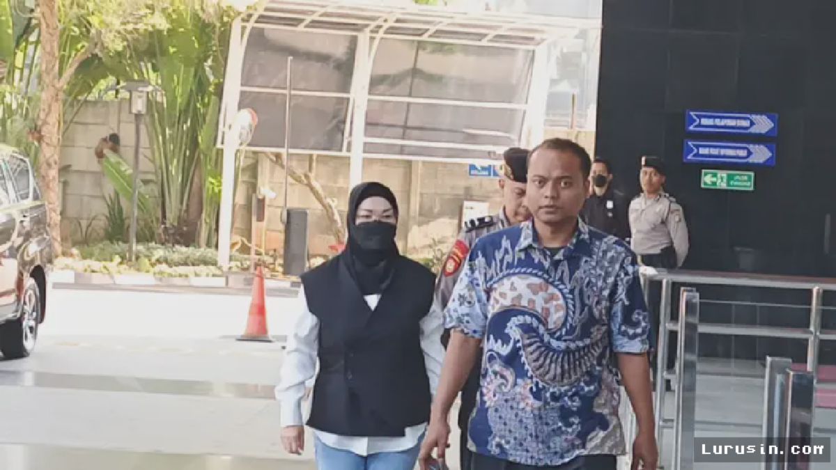 JAKARTA, Lurusin — Bupati Sukoharjo, Etik Suryani, tiba di Gedung Merah Putih