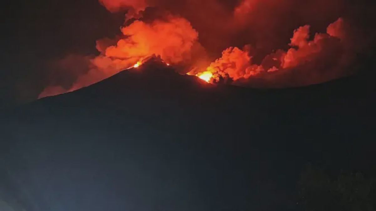 Erupsi Gunung Karangetang: Semburan Api dan Lava Pijar Terekam