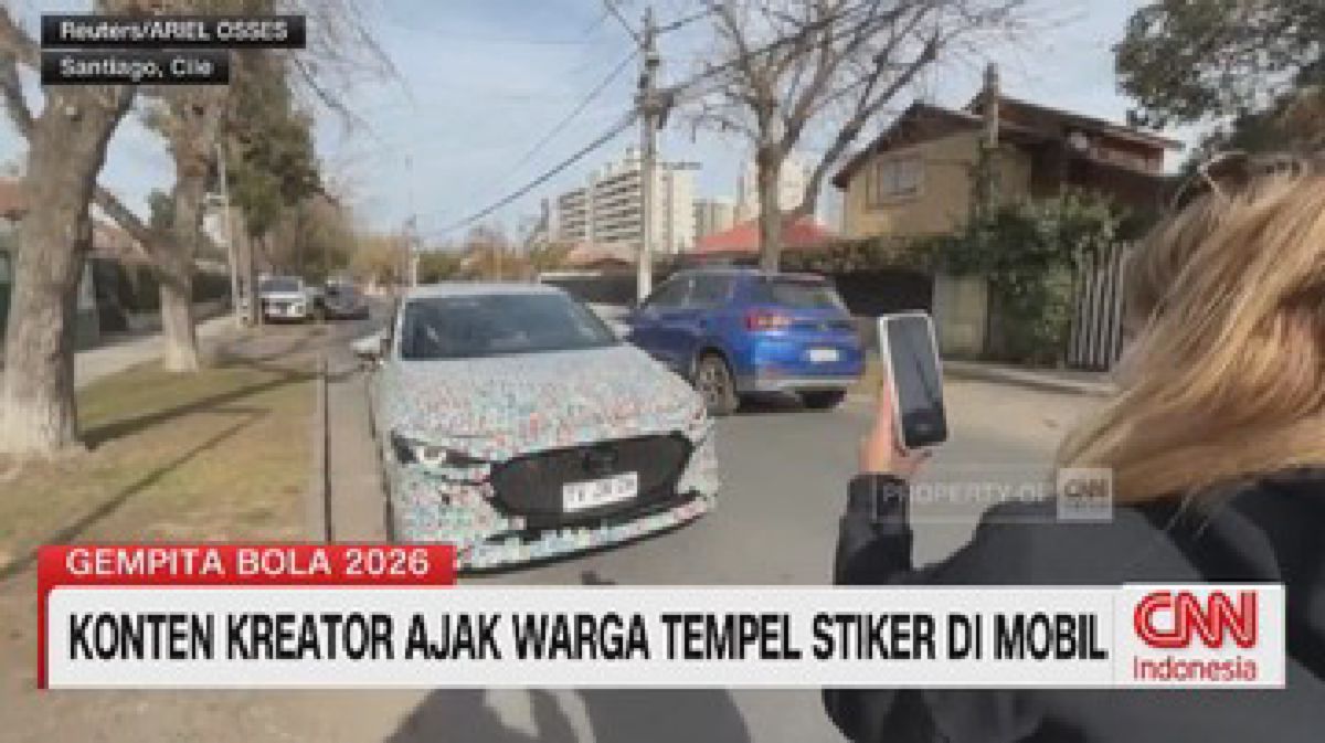 BARCELONA — Konten Kreator Ubah Mobil Jadi Album Stiker Panini Raksasa