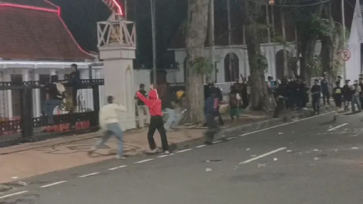 Aksi Demonstrasi di Depan Gedung Grahadi Surabaya Berujung Ricuh