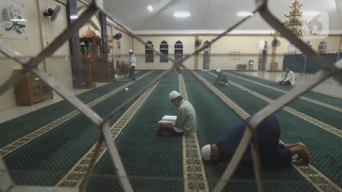 Warga Cikampek Itikaf Masjid Asy-Syuhada demi Malam Lailatul Qadar