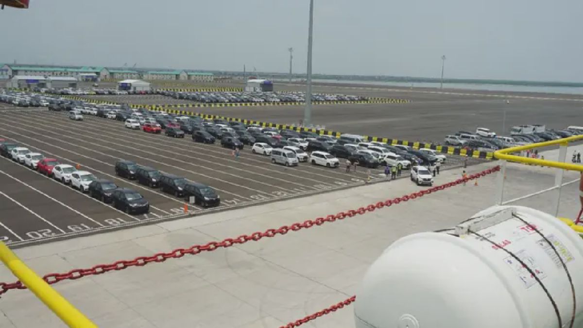 KM Serasi V Perdana Angkut 700 Mobil Toyota ke Belawan