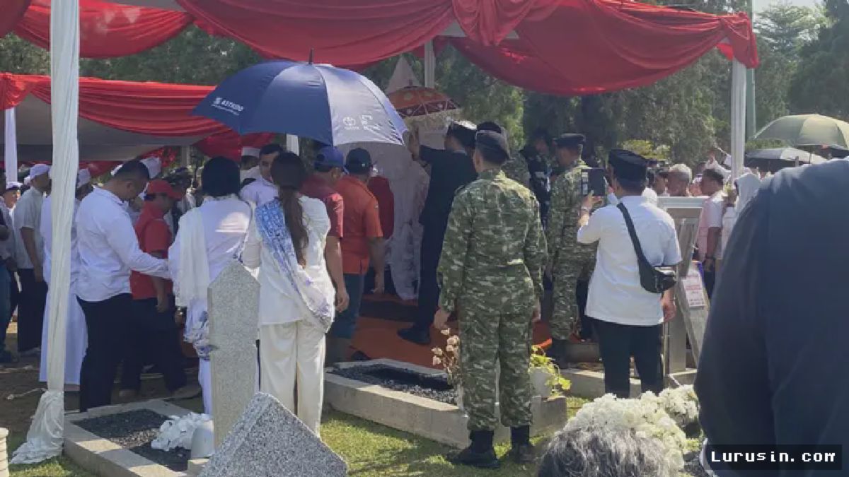 Mantan Wakil Ketua DPR Rachmat Gobel Dimakamkan di TMPN Kalibata