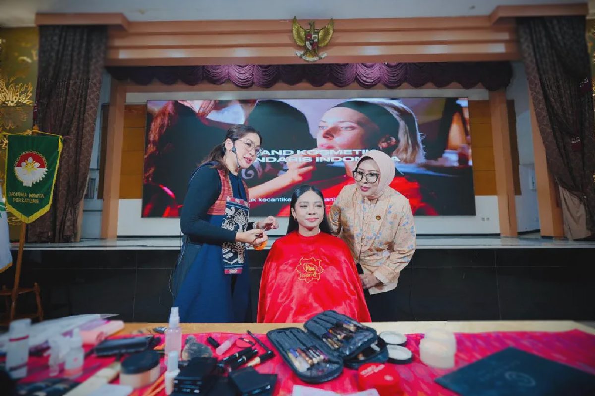 Pelatihan Beauty Class DWP Kemensos-Viva Cosmetics Asah Kemampuan Tata Rias Pegawai