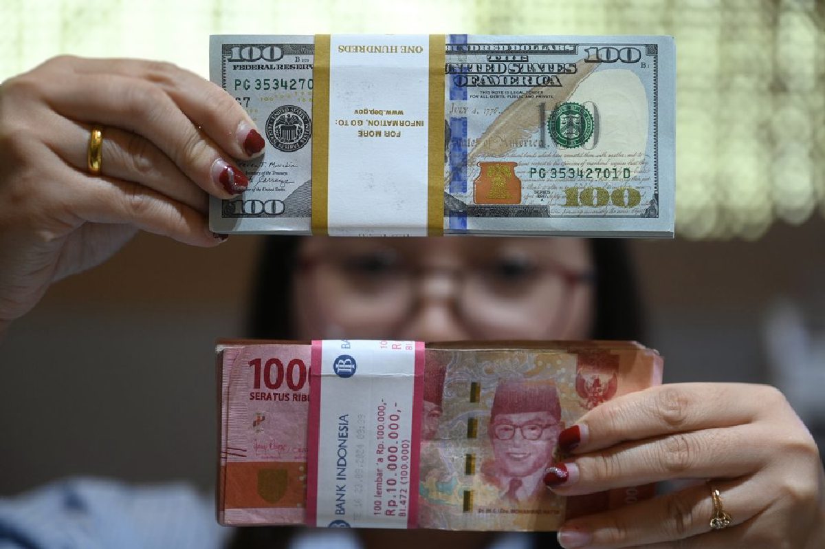 IHSG Koreksi Pagi Ini, Kurs Rupiah Tembus Rp18.050 per Dolar AS