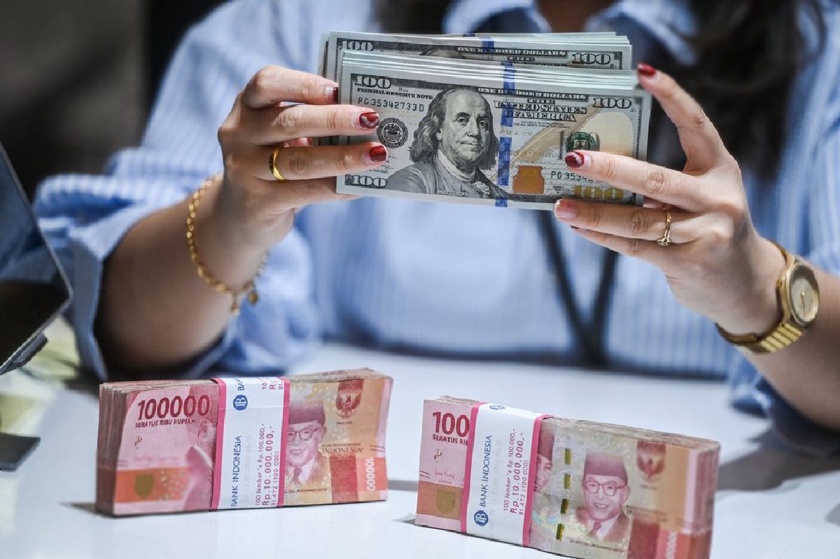Pasar Modal Menguat, Rupiah Tertekan di Awal Perdagangan