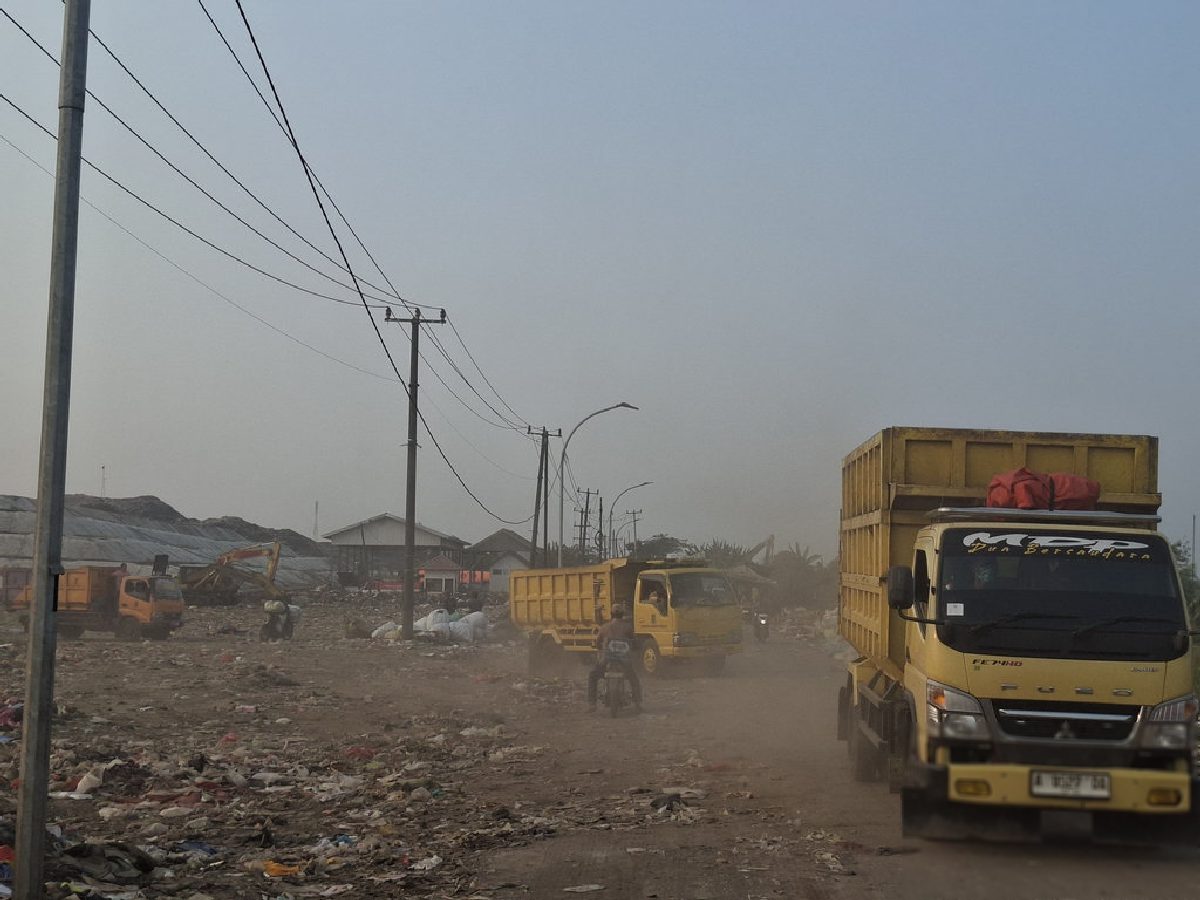 Derita Warga Sekitar TPA Jatiwaringin Sebelum Api Berkobar