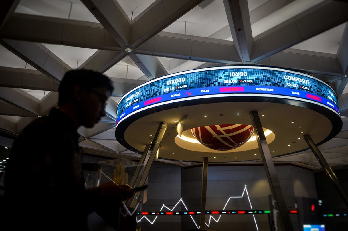 Rupiah Melemah Tipis, IHSG Menguat di Sesi Pagi 7 Juli