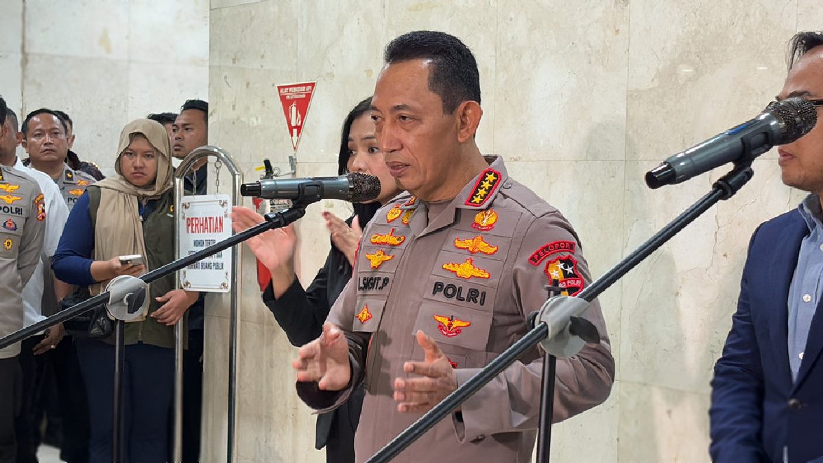 Kapolri Beri Kenaikan Pangkat Anumerta Tiga Polisi Gugur di Katingan