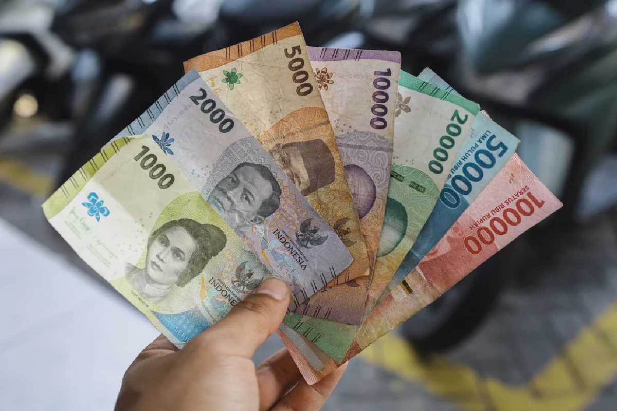 Rupiah Dibuka Rp18.090 per Dolar AS, IHSG Berbalik Melemah