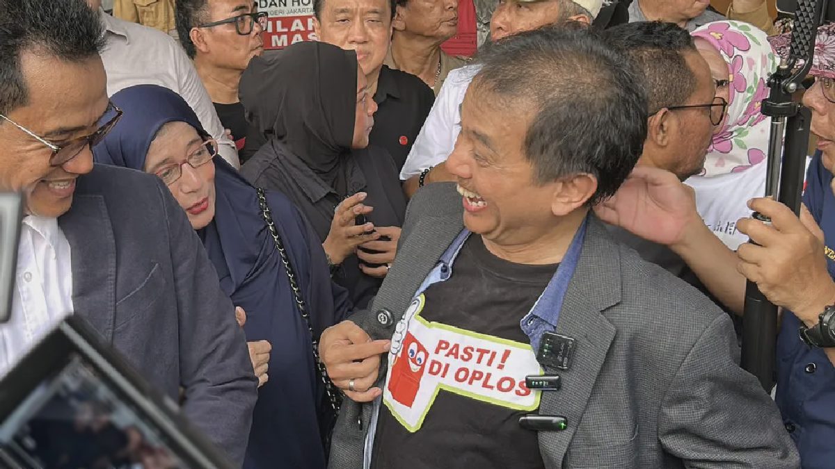 Roy Suryo Gunakan Kaus 'Pasti Di Oplos' untuk Kritik Sengkarut Hukum