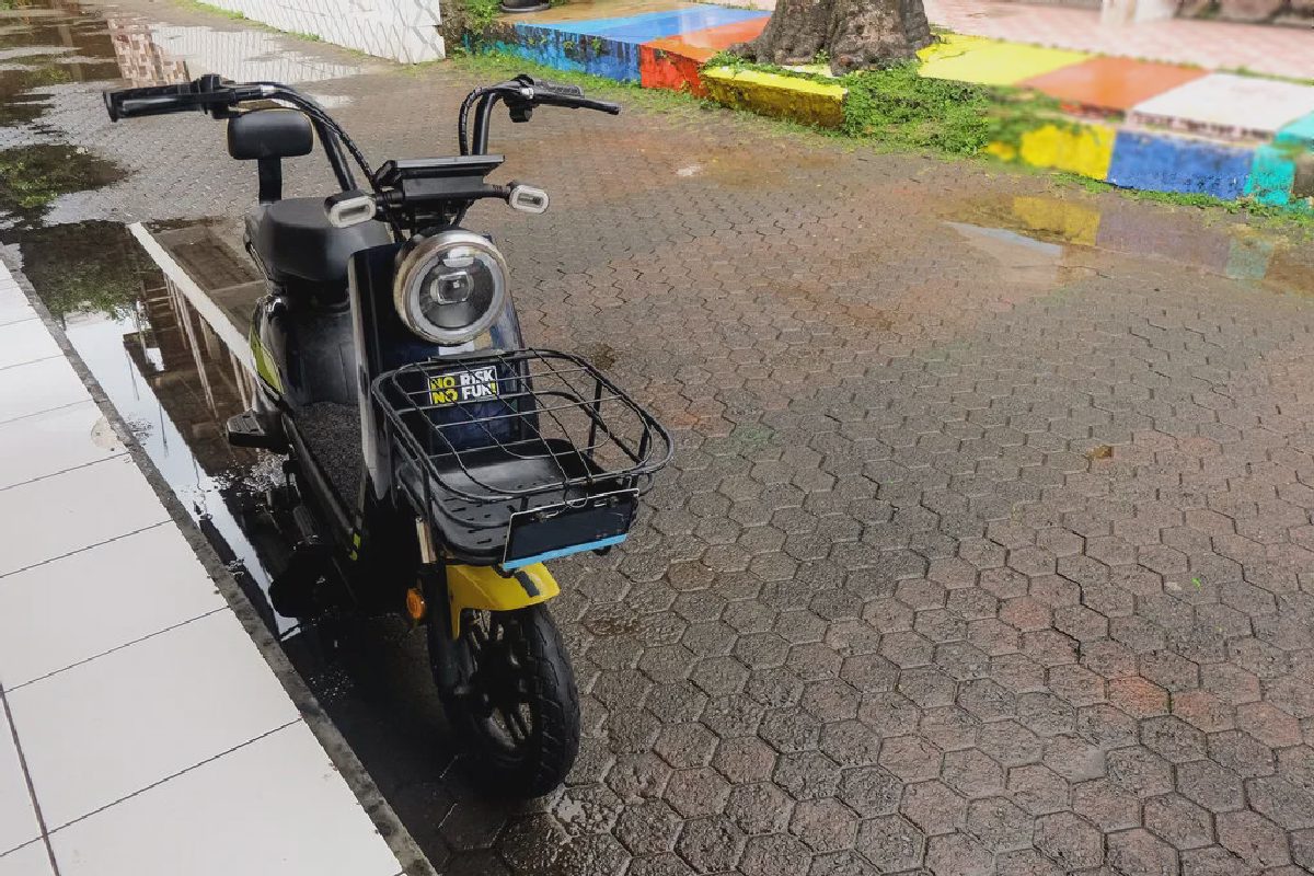 Apakah Sepeda Listrik Aman Dikendarai di Musim Hujan?