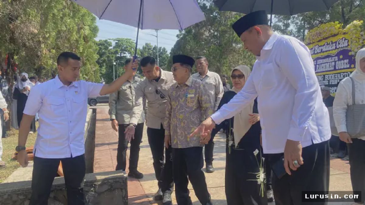 Jakarta — Jusuf Kalla Hadiri Pemakaman Rachmat Gobel di TPU Karet Bivak