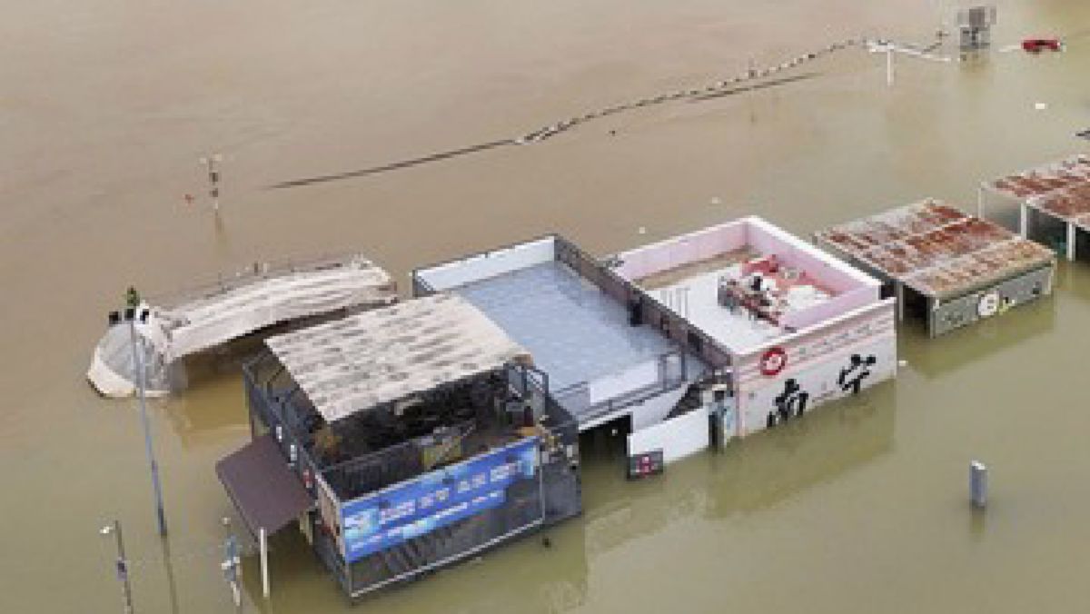 China Gunakan Jembatan Apung Canggih untuk Evakuasi Ribuan Pelajar