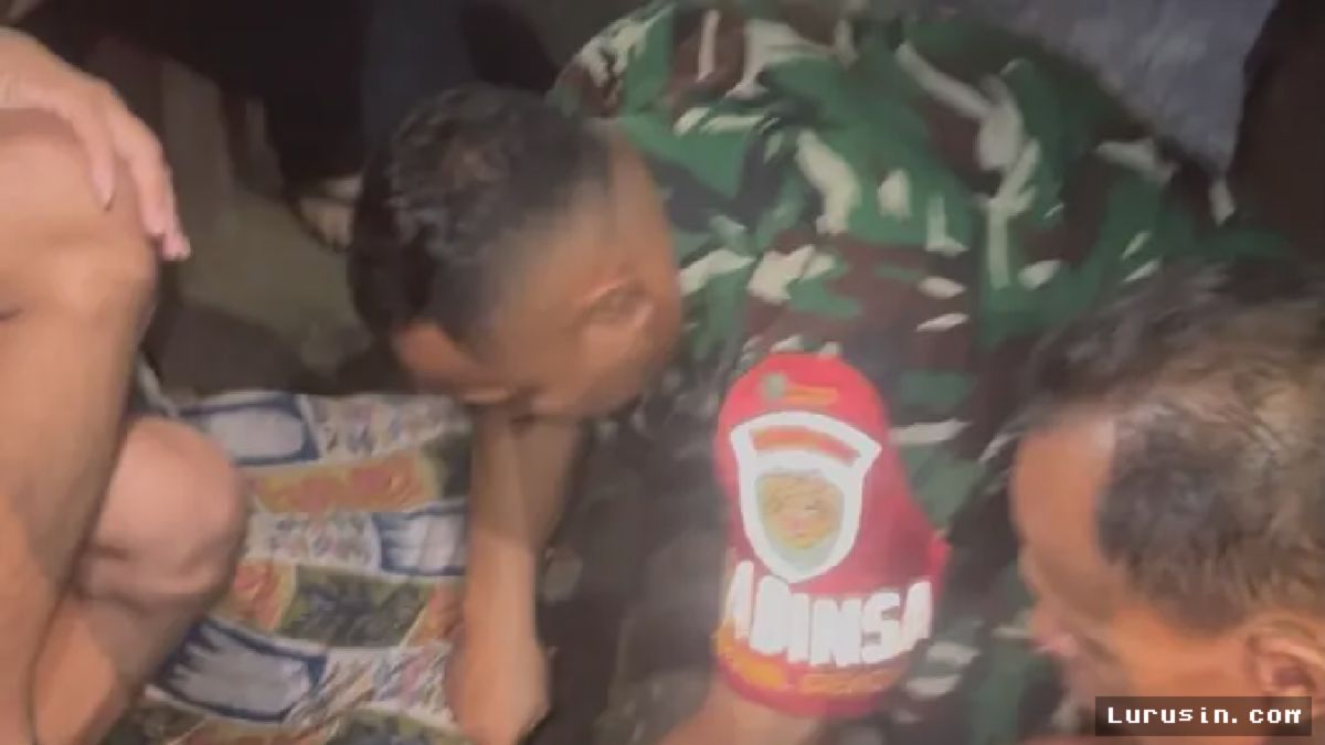 Bandung — Babinsa Selamatkan IRT Jatuh ke Selokan Tertembus Besi Cor