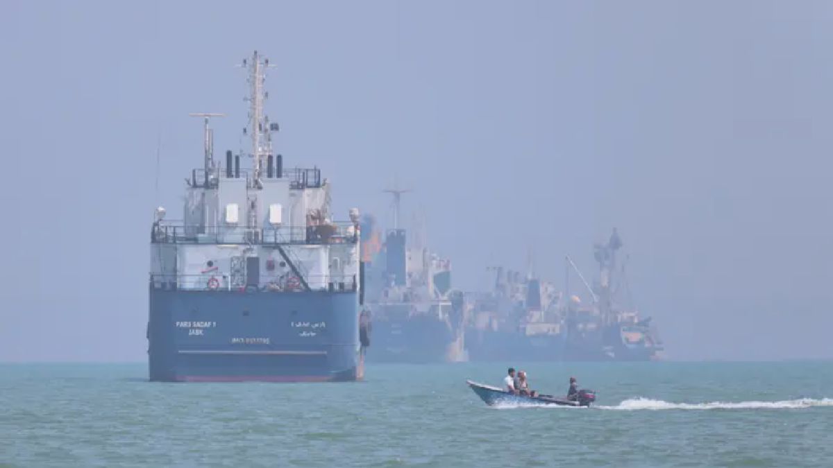 Perahu Motor Kecil Melintas di Antara Kapal Raksasa Selat Hormuz