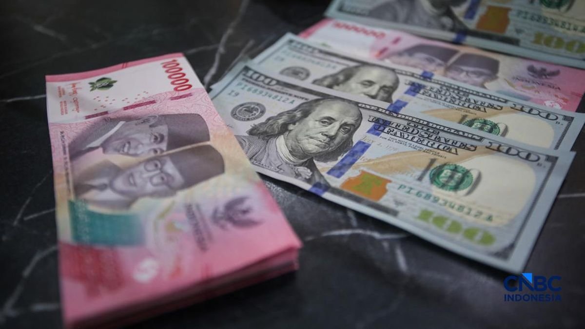 Rupiah Ditutup Melemah, Nilai Tukar Dolar AS Naik ke Rp17.990